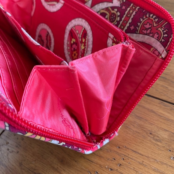 Vera Bradley Rosy Posies Wallet Cotton Red Cream Paisley Zip Around Wrislet - Picture 8 of 11